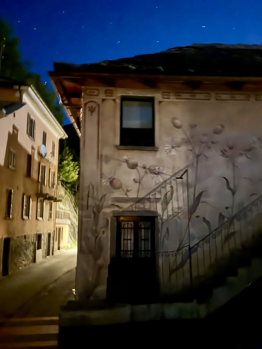 Casa Olimpia — façade historique de nuit, Loco, Valle Onsernone